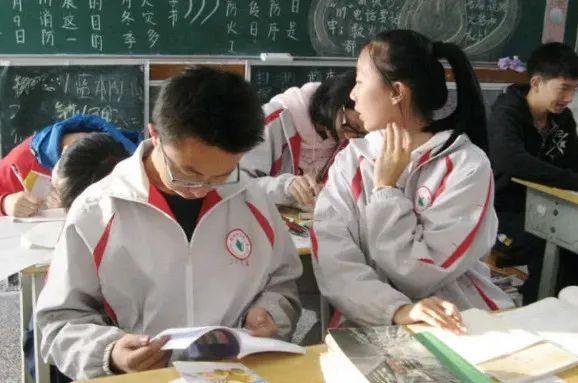 同桌颜值超高是一种怎样的体验?过来人:心甘情愿向美貌低头,你怎么看?