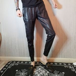 如何把皮裤穿出优雅可人的感觉？