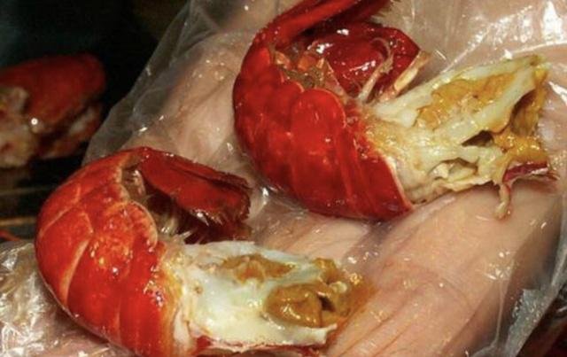 小龙虾头部到底是虾黄还是虾屎？