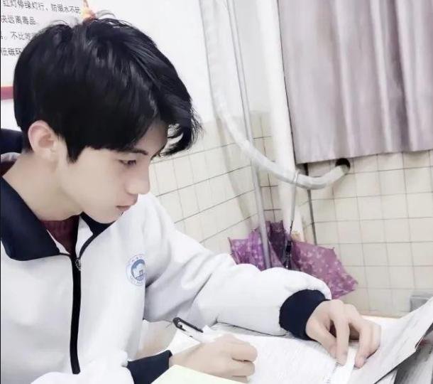 同桌颜值超高是一种怎样的体验?过来人:心甘情愿向美貌低头,你怎么看?