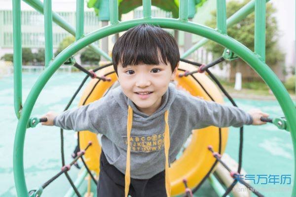 属猪的男孩子叫什么名字好属猪男孩寓意好的名字