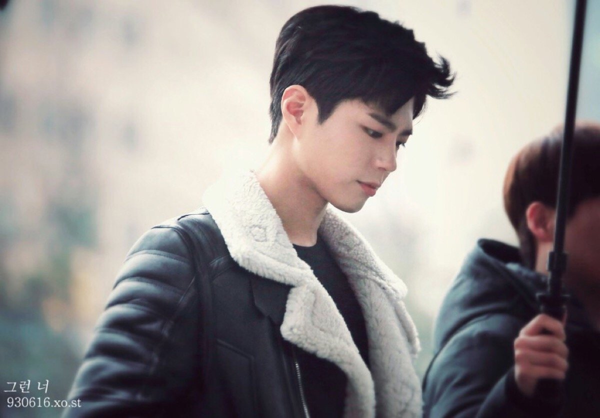 朴宝剑辱华下跪道歉图，朴宝剑是不是同性恋？