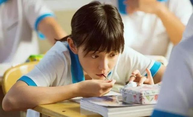 同桌颜值超高是一种怎样的体验？过来人：心甘情愿向美貌低头，你怎么看？