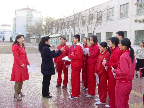 石嘴山市第八中学的校长 吴香彩