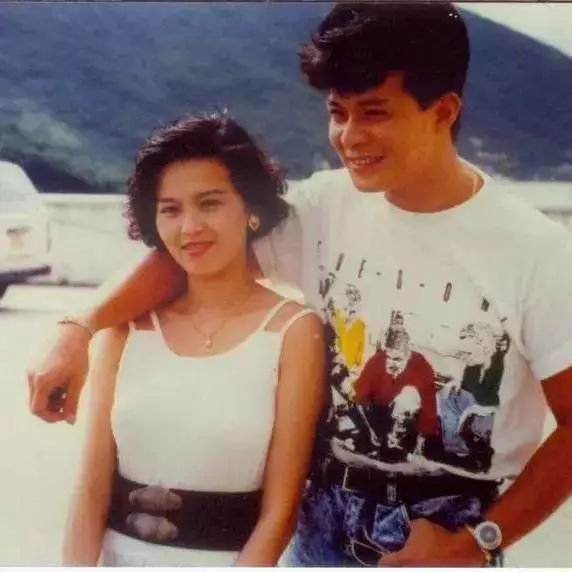 黄日华写给妻子的告别信爆火，他和妻子故事多感人？