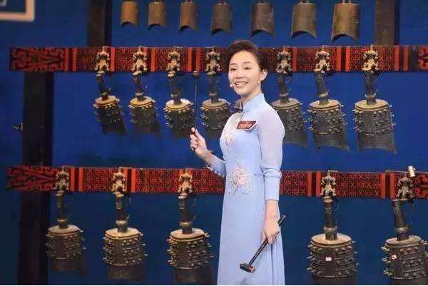 《主持人大赛》中蔡紫颜值爆表，你喜欢她的表现吗？