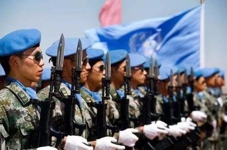 如何评价漫展2男子穿军装下跪且胳膊上缝着五星红旗这件事？