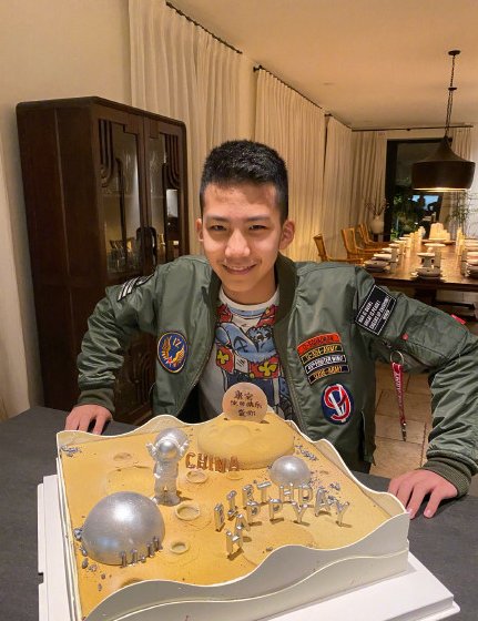 胡军儿子康康12岁身高赶超妈妈，如今的他怎样了？