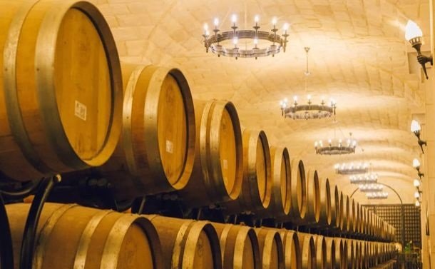 西班牙小镇5万升红酒桶破裂，究竟是怎么回事？