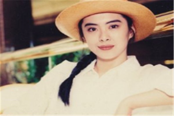 王祖贤晒54岁生日照,她的状态如何?