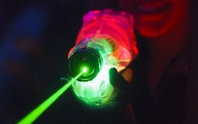 如何看待蔡依林在演唱会上被激光笔照射眼睛的现象？