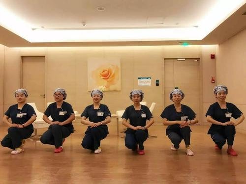 如何看待四川一缴费大厅现“半蹲式”窗口一事？