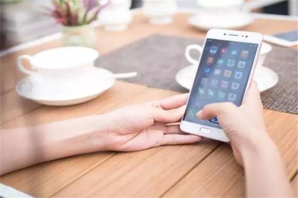 江西一中学全面禁用手机,学生玩手机有什么害处?