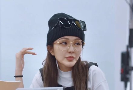 周扬青早起不化妆就录节目,离开十级P图特效,她的真实颜值怎么样?