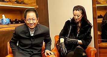 王志文妻子虽然已经40多岁了，一看就挺受宠，她的身材如何？