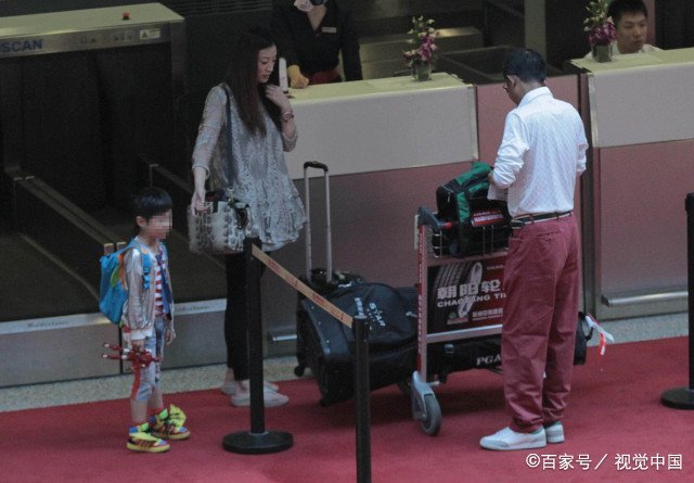 王志文妻子虽然已经40多岁了，一看就挺受宠，她的身材如何？