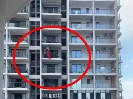 对于三亚女子跳舞坠楼一事，警方是如何通报的？