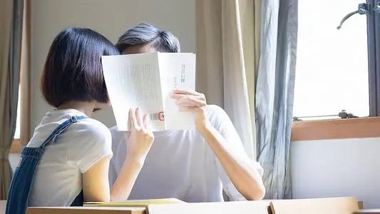 山东一大学的婚姻法老师给学生爱情忠告，作为大学生该如何对待爱情？