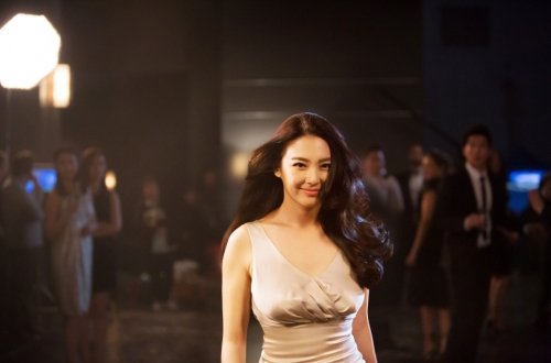 力士洗发水广告那个代言人的头发是什么颜色的？