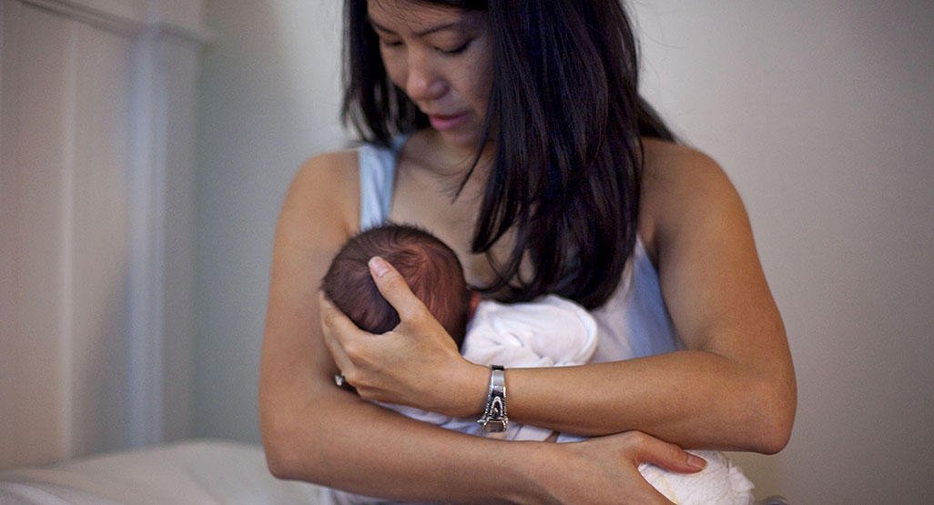 热依扎带娃拍戏，边赶火车边吸奶，背奶妈妈有多辛苦？