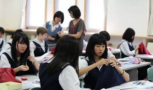 日本高校生是大学生吗