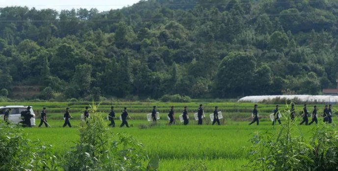 曾春亮被抓，警方庆功，受害者家属什么反应？