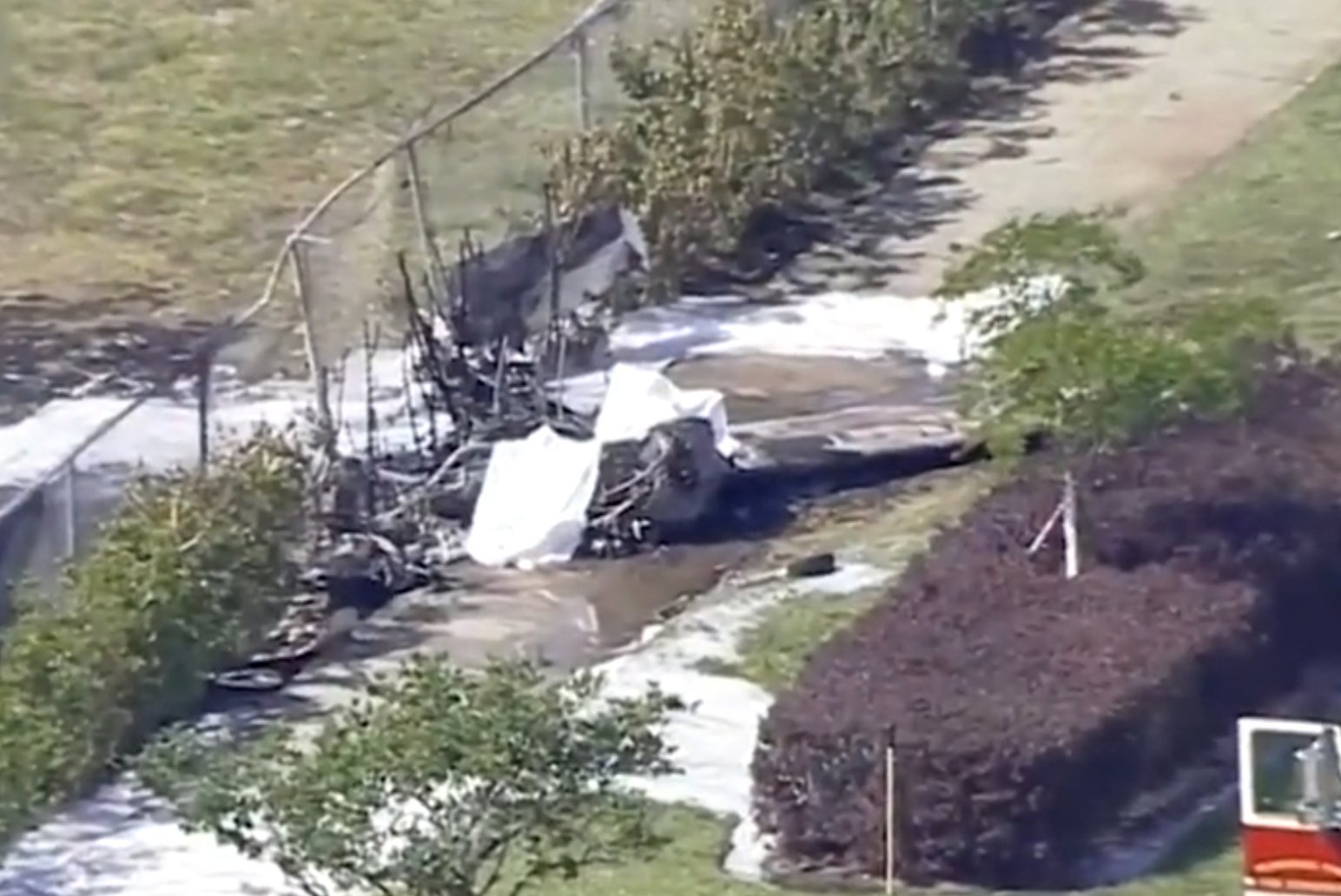 美国一小型飞机坠毁砸中行驶汽车，为何会发生这样的意外？