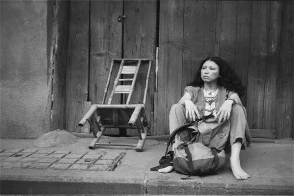 详细全面的介绍作家三毛的生平，经历和作品…