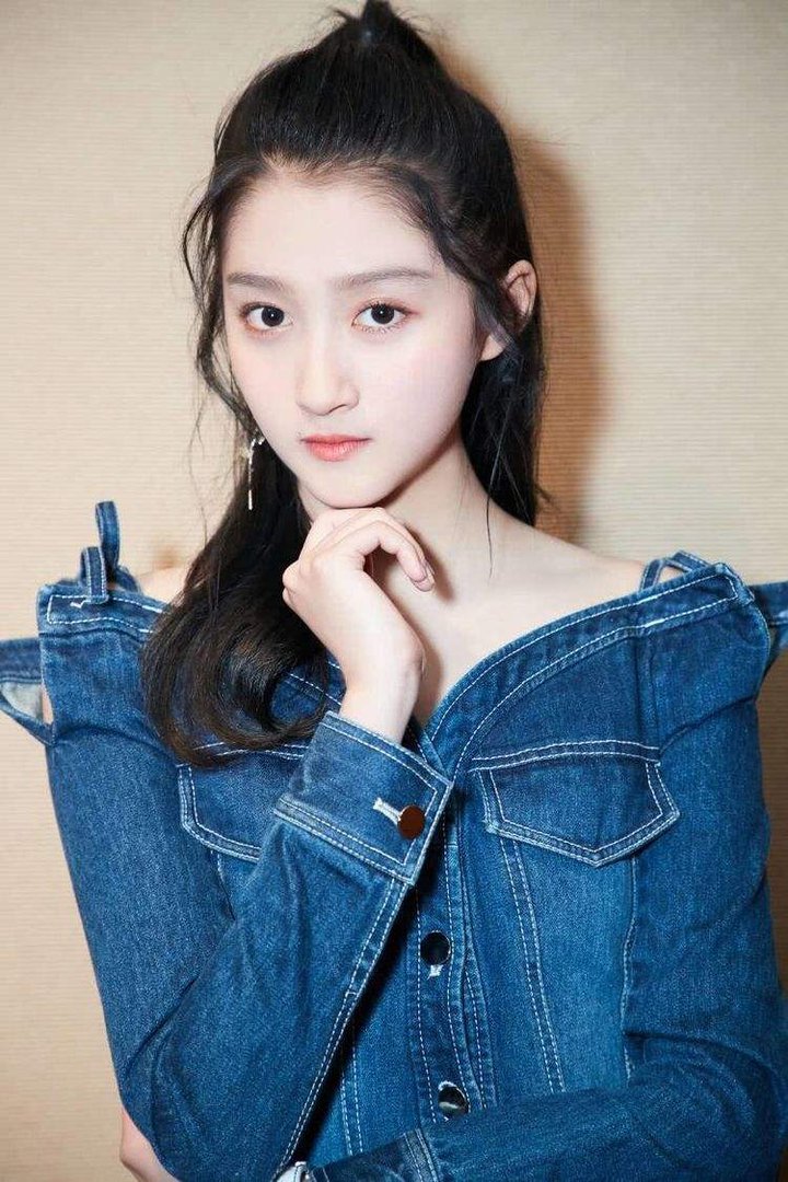 宋亚轩、关晓彤《王牌》编号89757舞台来了，二人此次造型有多独特？