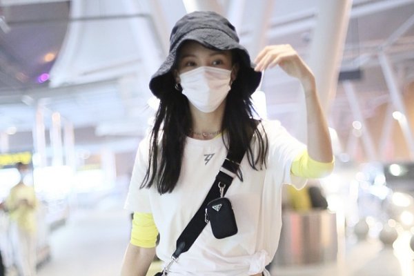 金晨晒童年照和一张脸特效照被指嘴歪，她是如何回应的？