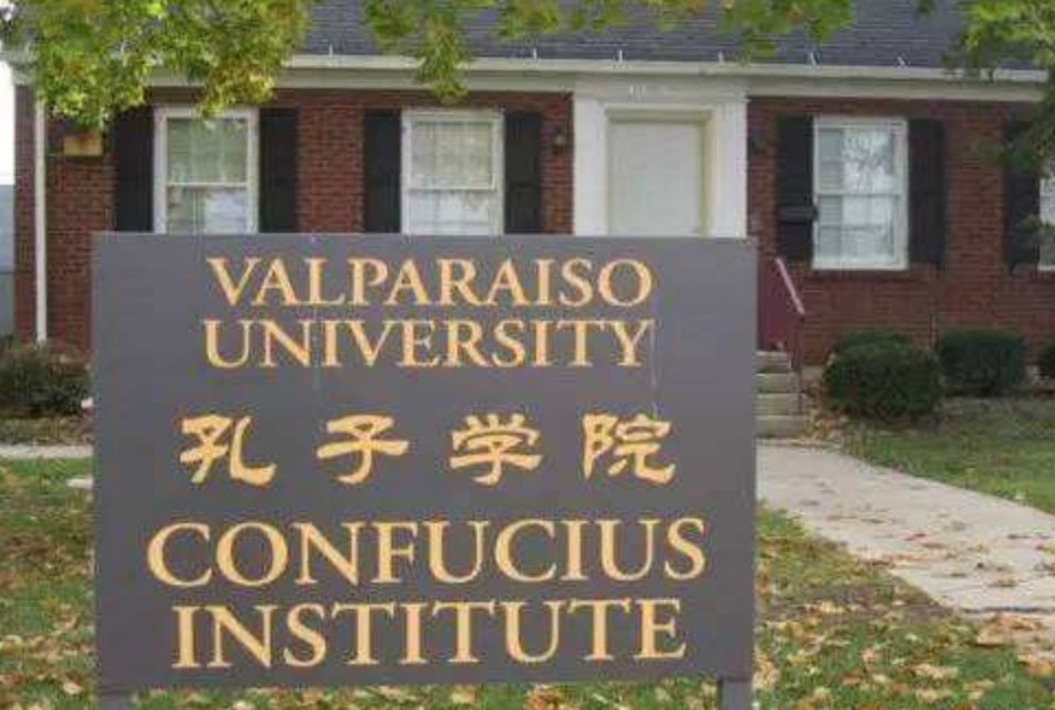 美国联邦最高法院东侧门楣、法庭的南墙为何各有一个孔子雕像？