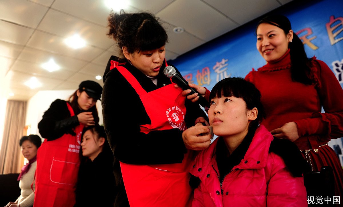 保姆16秒内掌掴脚踢老人6次，这是不是虐待行为，该怎么处罚？