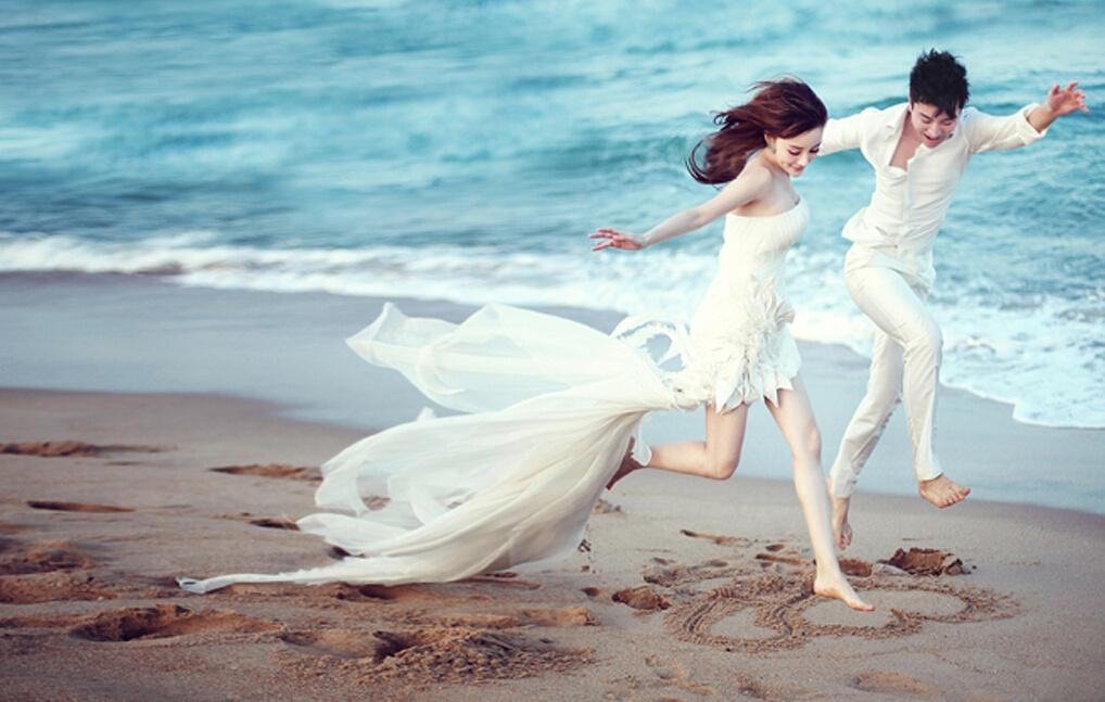 沙溢晒和胡可的结婚照，颜值超高！哪些艺人婚纱照让你难以忘怀？