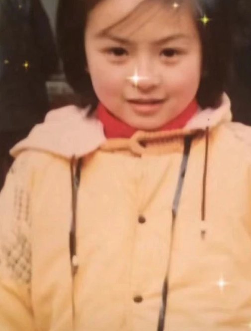 戴娇倩罕晒儿时照，否认纹眉垫鼻子，儿时照中的她颜值如何？