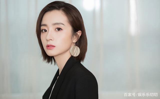 张铭恩深夜现身胡冰卿小区，发现有人拍摄后，随即骑上电动车离开，为什么？