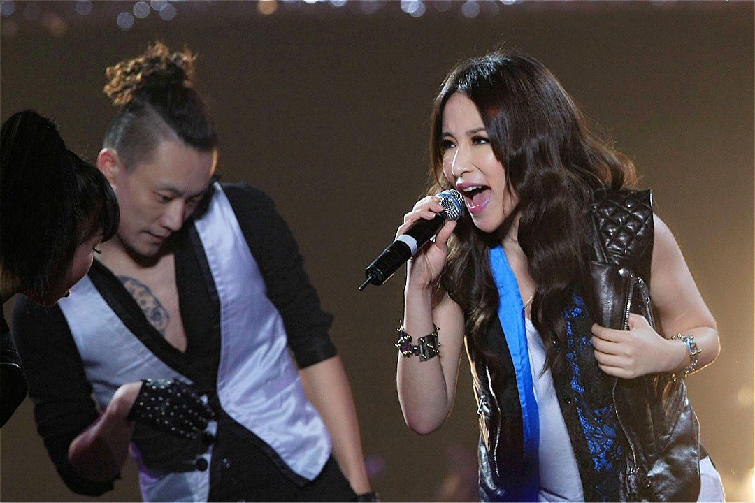 萧亚轩直播接吻被喊该封杀，直播不能有亲密举动吗？