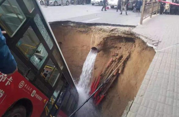 西宁公交站路面突然坍塌的事件经过是怎么样的?