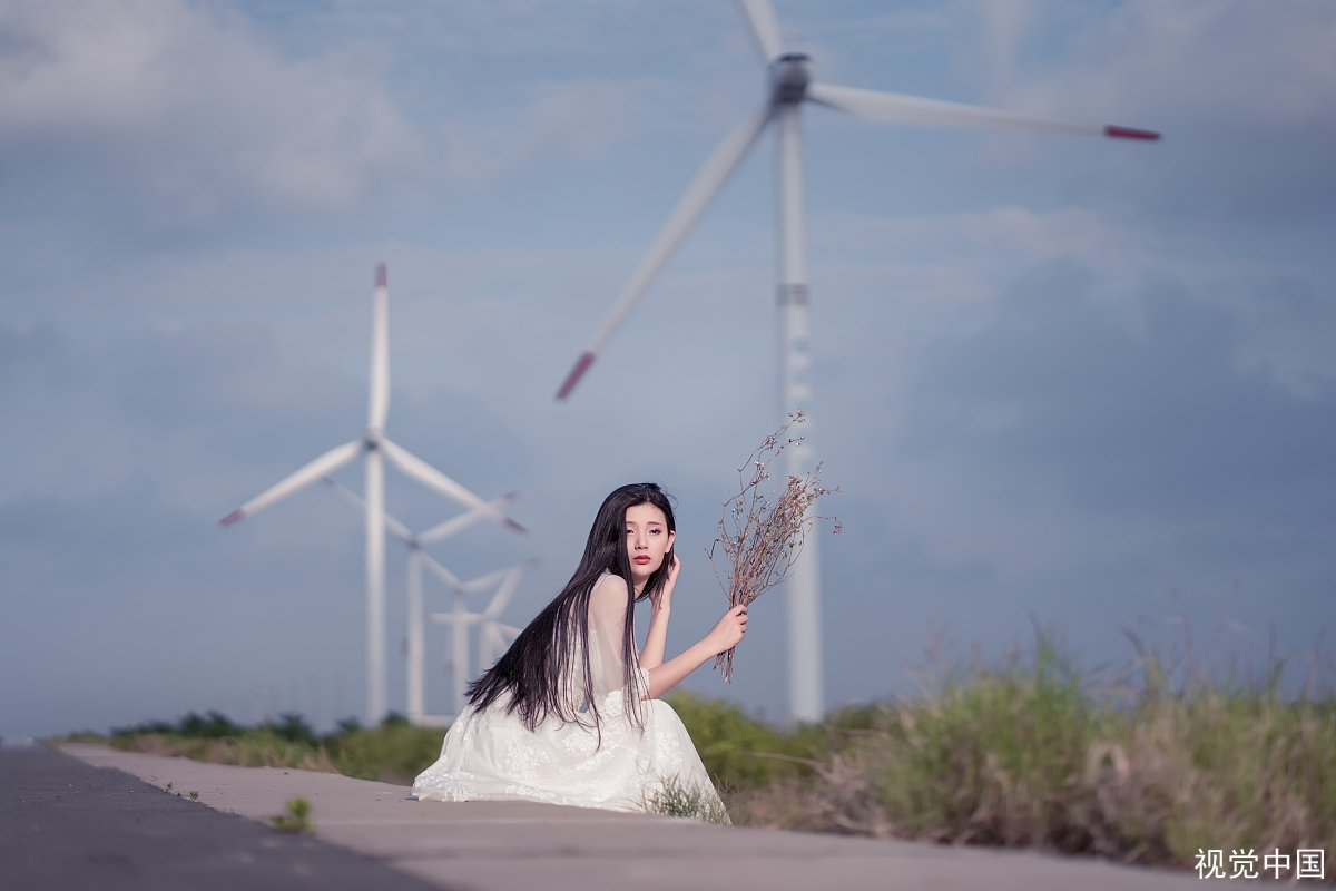 房东多次擅自进房，24岁女白领打电话报警，却将自己送进监狱，怎么回事？