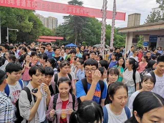 妈妈将孩子高考准考证当废品卖了？这是怎么回事？