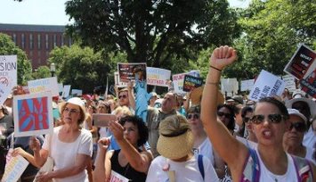 法国因为什么爆发全国性的示威活动？