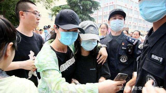 为何张子枫高考专车事件,张子枫自己不回应,反而是记者帮忙澄清?