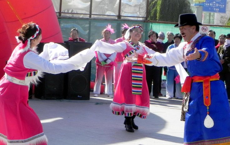 逛新城二人表演唱原唱是谁？