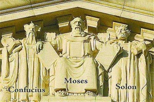 美国联邦最高法院东侧门楣、法庭的南墙为何各有一个孔子雕像？