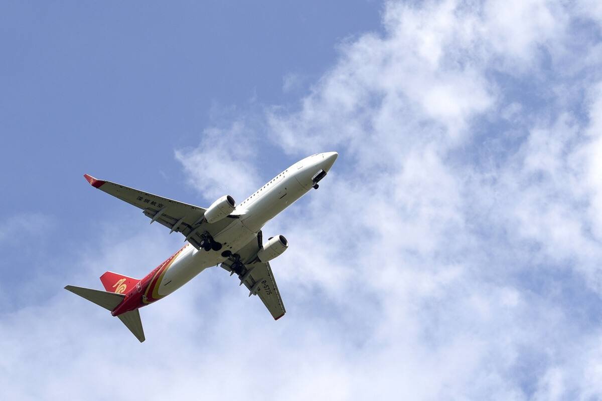 第二部黑匣子记录了操纵飞机的驾驶杆等参数，还可以提供哪些信息？