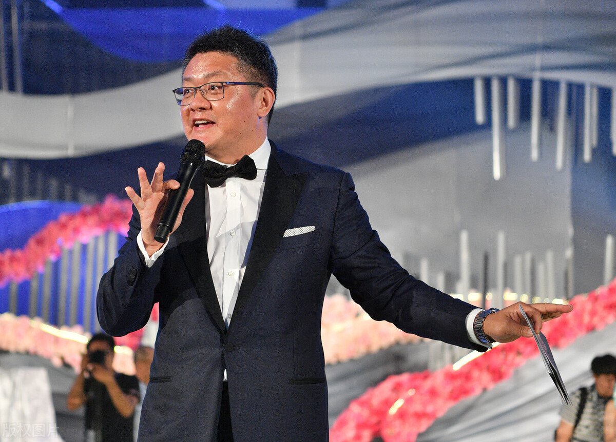 央视主持人张斌近况曝光，曾被妻子揭发出轨，复合后受到重用了吗？