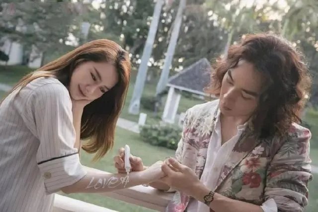 戚薇深夜下班路透图曝光，她跟老公二人有多恩爱？