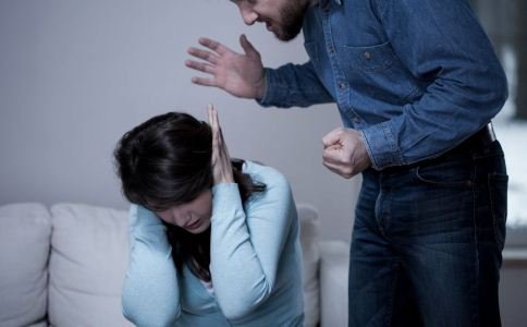 日本著名女星谷村有美遭老公家暴疯狂殴打，女人面对家暴到底该怎样面对？