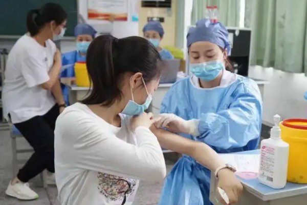 张文宏谈上海防控策略，当地的疫情何时出现拐点？