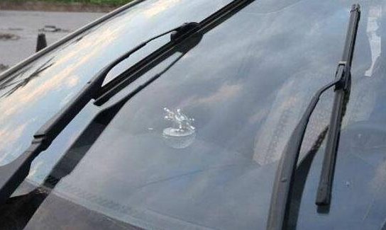 雨刮器刮玻璃有呱呱响怎么回事？