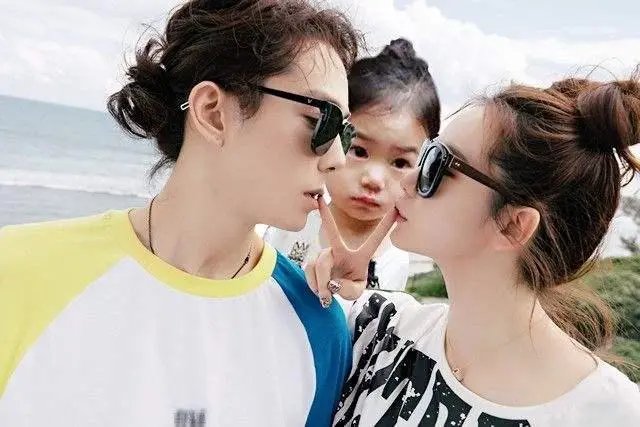 戚薇深夜下班路透图曝光，她跟老公二人有多恩爱？